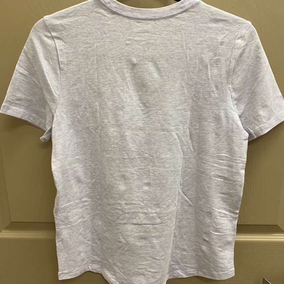 lululemon Love V-Neck T-shirt, Size 4, Heather Lilac, NWT - Picture 3 of 4